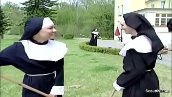 Notgeile Nonne Wird Vom Handwerker Heimlich Entjungfert free video
